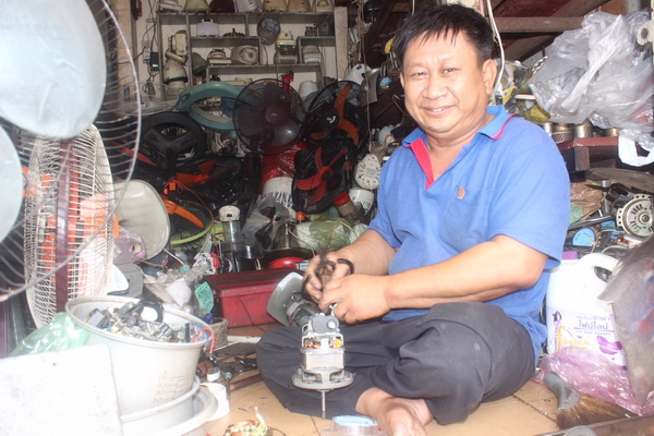 Ông Trương Ngọc Quang (phường Hòa Bình, TP.Biên Hòa) với công việc sửa chữa điện gia dụng mỗi ngày.