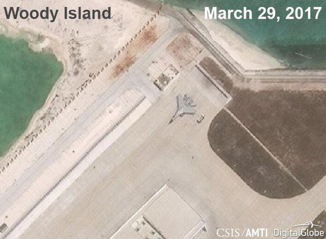 Máy bay J-11 được nhìn thấy trên đảo Phú Lâm từ vệ tinh hồi tháng 3-2017 - Ảnh: REUTERS