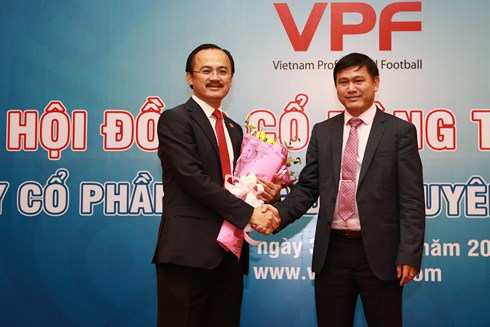 Ông Trần Anh Tú (phải) thay bầu Thắng làm Chủ tịch HĐQT VPF.