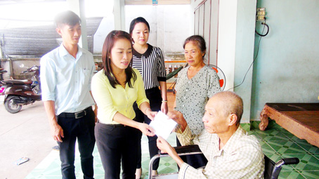 Đoàn thăm, tặng quà cho một người khuyết tật ở xã Tam An, huyện Long Thành.jpg