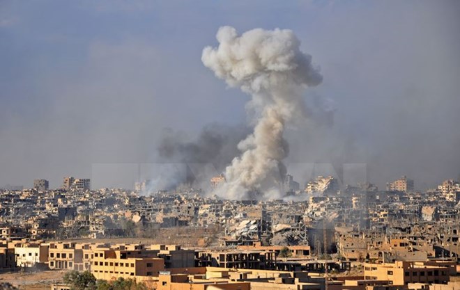 Khói bốc lên sau một cuộc không kích nhằm vào các vị trí của IS tại Deir Ezzor, Syria ngày 31/10. (Nguồn: AFP/TTXVN)