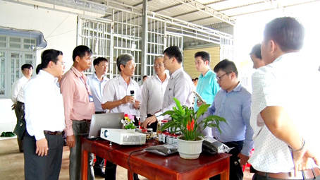 Đoàn đã đi tham quan Hợp tác xã sản xuất tiêu sạch Lâm San.