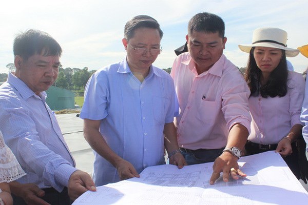 Phó chủ tịch HĐND tỉnh Phạm Ngọc Tuấn (thứ 2 từ trái qua) giám sát dự án Khu liên hiệp xử lý chất thải rắn sinh hoạt công nghiệp và nguy hại tại xã Bàu Cạn (huyện Long Thành).