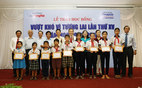 Các đại biểu và lãnh đạo Báo Đồng Nai chup hình lưu niệm cùng các em học sinh nhận học bổng.