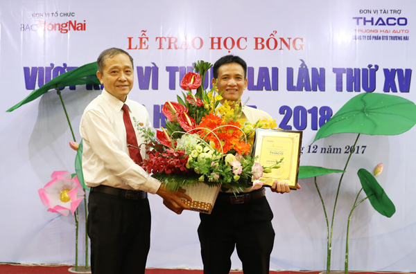 Tổng biên tập Báo Đồng Nai Trần Huy Thanh tặng hoa và quà tri ân đại diện nhà tài trợ Công ty cổ phần ô tô Trường Hải