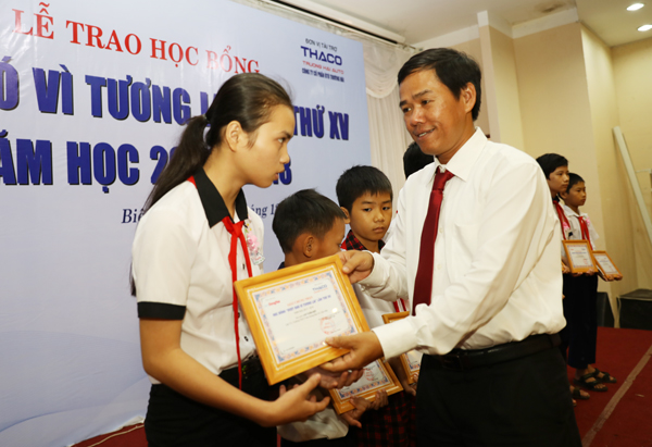 Phó tổng biên tập Báo Đồng Nai Đinh Kim Tuấn trao học bổng cho các em học sinh