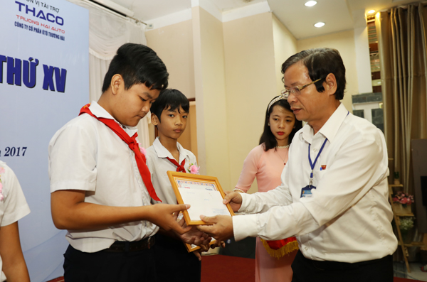 Chủ tịch Công Đoàn, Trưởng phòng báo Đồng Nai Điện tử Hồ Văn Chừng trao học bổng cho các em học sinh