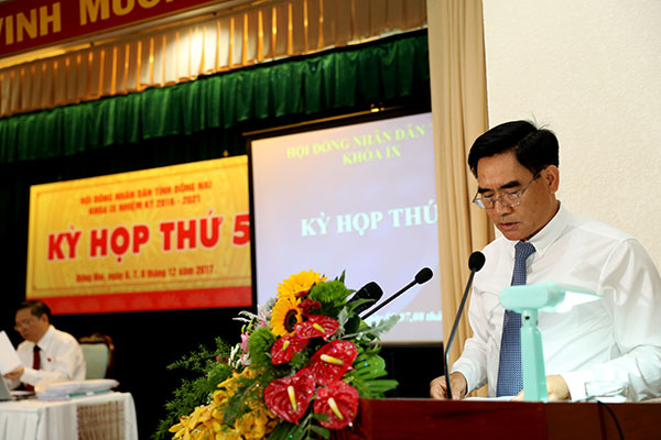 Phó chủ tịch UBND tỉnh Trần Văn Vĩnh trình bày tờ trình về tình hình kinh tế - xã hội tỉnh