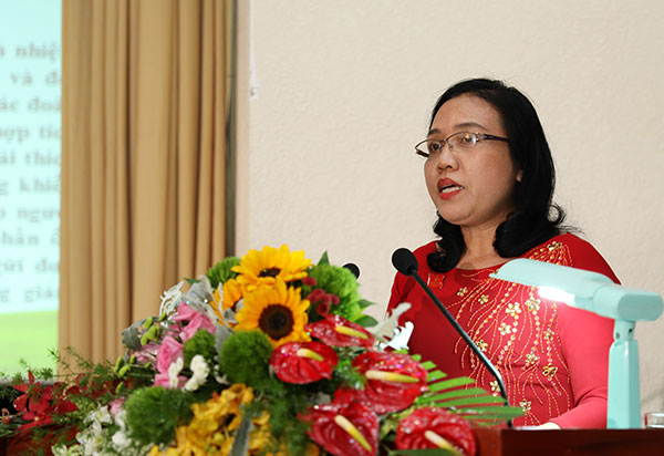 Phó Ban Pháp Chế HĐND tỉnh Nguyễn Thị Kim Hương trình bài tại kì họp