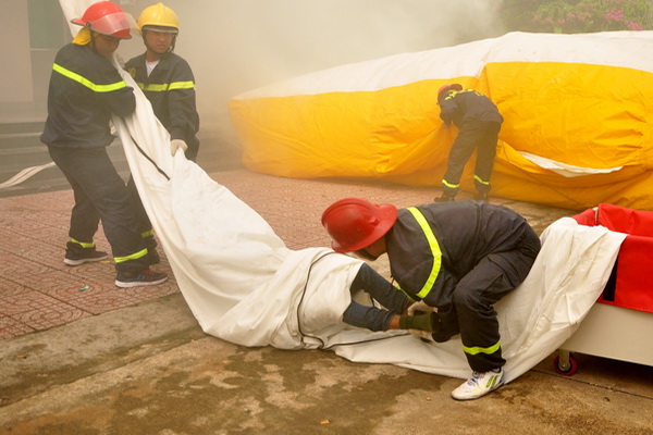 Chiến sĩ Cảnh sát phòng cháy, chữa cháy tỉnh cứu người thoát khỏi đám cháy bằng đường ống thoát hiểm di động. ảnh: Tư liệu