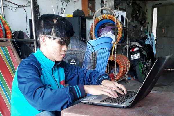 Anh Võ Đăng Khoa sử dụng máy tính nhờ phần mềm hỗ trợ người khiếm thị.