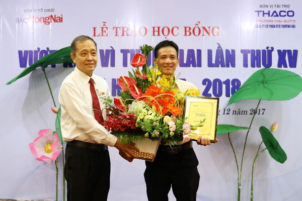 Tổng biên tập Báo Đồng Nai Trần Huy Thanh tặng hoa và quà tri ân đại diện nhà tài trợ Công ty cổ phần ô tô Trường Hải.
