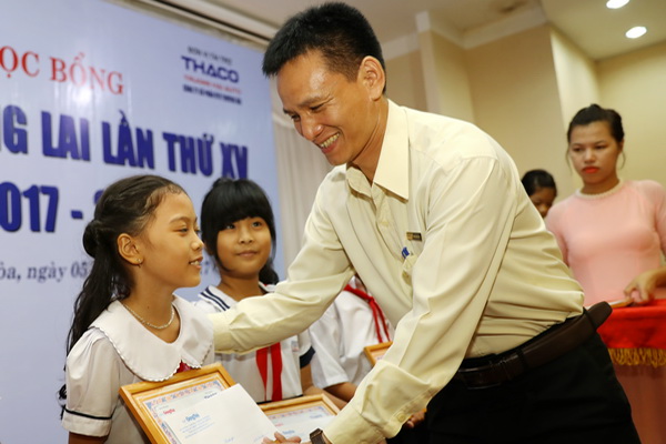 Ông Đoàn Công Thành, Giám đốc chuyên dùng Công ty cổ phần ô tô Trường Hải chi nhánh Đồng Nai, trao học bổng cho các em học sinh.
