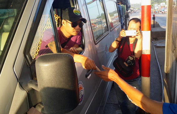 Tài xế dùng tiền lẻ mua vé qua trạm thu phí BOT tuyến tránh TP.Biên Hòa. ảnh CTV