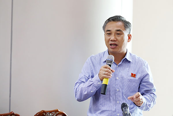 Đại biểu Lê Ngọc Minh, Phó trưởng ban Nội chính Tỉnh ủy phát biểu tại phiên thảo luận tổ