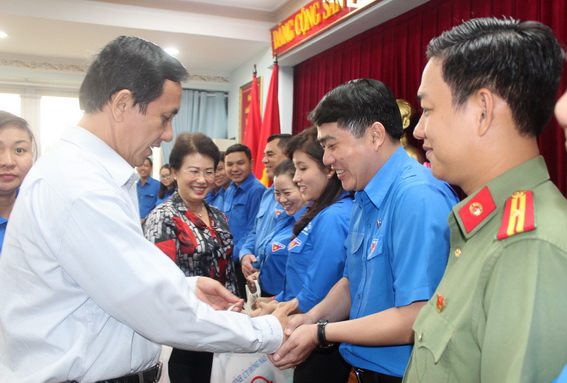 Đồng chí Phạm Văn Ru, Ủy viên Ban TVTU, Trưởng ban tổ chức Tỉnh ủy tặng quà của Tỉnh ủy cho các đại biểu tham dự Đại hội Đoàn toàn quốc lần thứ XI 