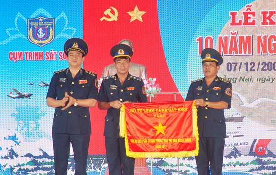 Trung tướng Hoàng Văn Đồng tặng cờ thi đua cho đơn vị 