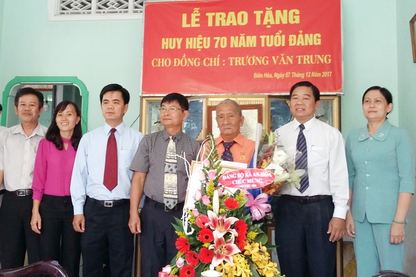 Trao 70 năm tuổi Đảng cho Đ/C Trương Văn Trung.