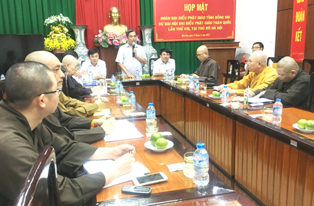 Chủ tịch Ủy ban MTTQ tỉnh Huỳnh Văn Tới gặp gỡ, động viên đoàn đại biểu Đồng Nai tham dự Đại hội đại biểu Phật giáo toàn quốc lần thứ VIII.