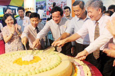 Các đầu bếp Đồng Nai thực hiện kỷ lục Bánh bò thốt nốt lớn nhất Việt Nam tại liên hoan ẩm thực Đồng Nai năm 2014.