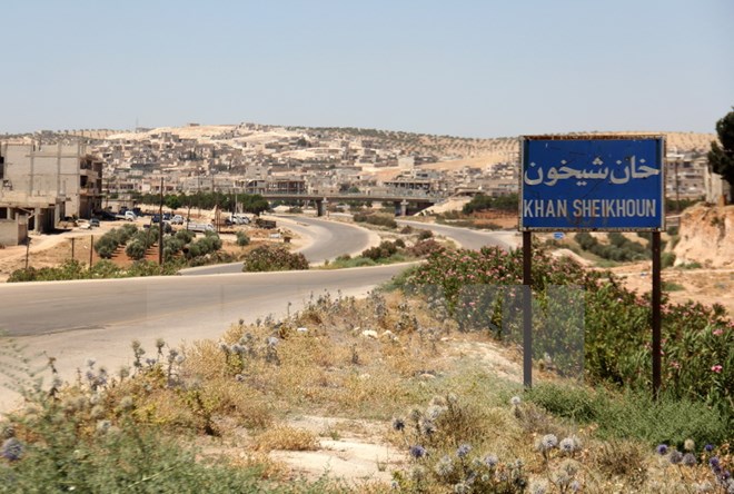 Quang cảnh cửa ngõ thị trấn Khan Sheikhun ở tỉnh Idlib, Syria ngày 12/7. (Nguồn: AFP/TTXVN)
