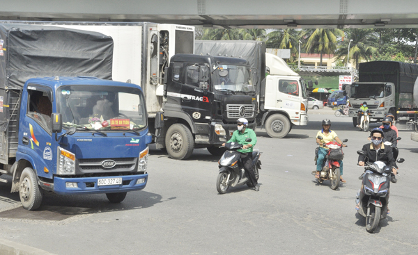 Xe máy chạy từ đường Lê Văn Duyệt qua quốc lộ 51, cắt ngang dòng xe tải từ TP.Hồ Chí Minh về TP.Biên Hòa, gây mất an toàn giao thông tại nút giao ngã tư Vũng Tàu.