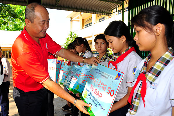 Ông Lê Tùng Lâm, Giám đốc Công ty MobiFone Đồng Nai trao bảng biểu trưng cho các em học sinh trường THCS Lê Qúy Đôn.