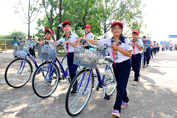 Các em học sinh vui mừng khi được trao xe đạp.