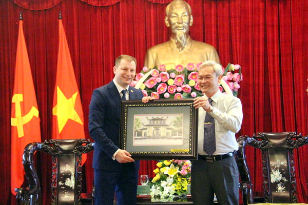 Bí thư Tỉnh ủy Nguyễn Phú Cường tặng quà lưu niệm cho Tỉnh trưởng tỉnh Ternopil.