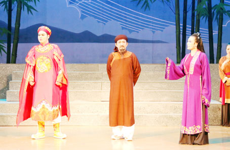 NSND Ngân Vương vai Nguyễn Trãi (giữa), nghệ sĩ Khánh Dư vai Lê Thái Tông (bên trái) và nghệ sĩ Xuân Chúc vai Nguyễn Thị Lộ (bên phải) trong vở diễn Sống mãi với non sông.