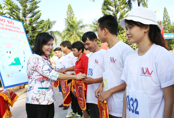  Phó bí thư Huyện ủy, Chủ tịch HĐND huyện Xuân Lộc Nguyễn Thị Cát Tiên tặng cờ lưu niệm cho các đơn vị tham dự giải