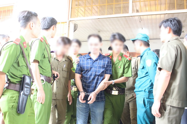 Bị cáo Nguyễn Ngọc Dũng bị các chiến sĩ công an dẫn giải ra xe chở phạm nhân.
