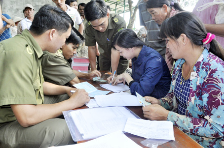 Sau khi nhập về xã Đắc Lua (huyện Tân Phú), người dân bắt đầu được tạo điều kiện làm lại giấy chứng minh nhân dân ngay tại chỗ.