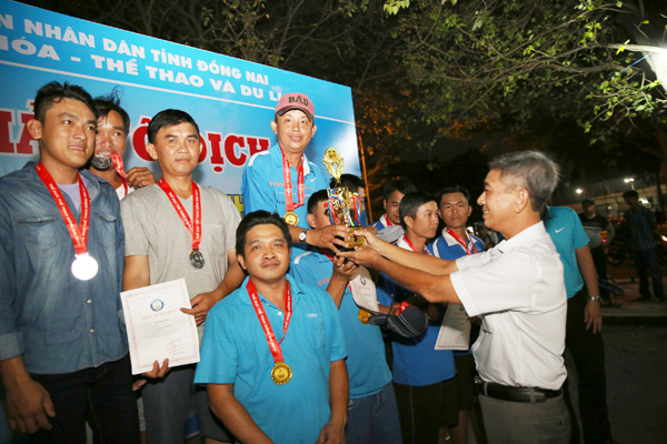 Ban tổ chức trao cúp vô địch hệ mở rộng cho đội CLB Bình Minh Tải (TP. Hồ Chí Minh)