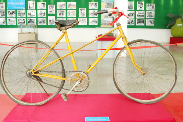 Chiếc xe đạp của đồng chí Nguyễn Thị Năm - điểm nhấn của triển lãm.