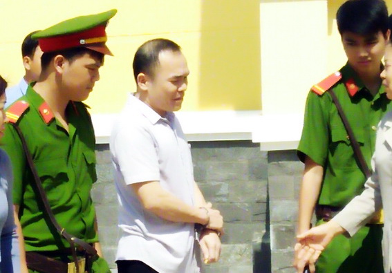 Bị cáo Lương Văn Thảo được dẫn giải sau khi kết thúc phiên tòa vào chiều tối 19-12.