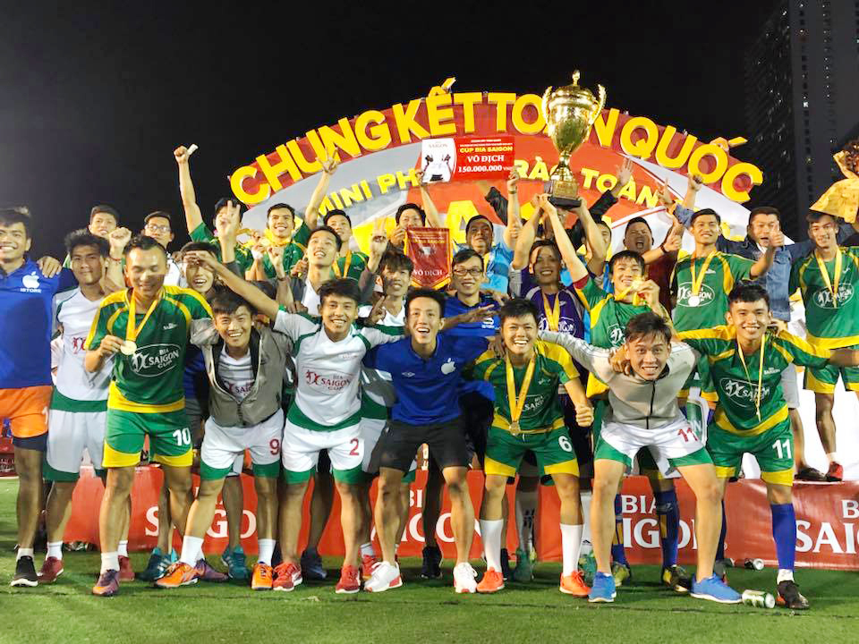 Các cầu thủ đội Danh Lợi ăn mừng ngôi vô địch