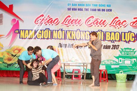 Một tiểu phẩm trong chương trình Giao lưu câu lạc bộ Nam giới nói không với bạo lực gia đình.Ảnh: Nga Sơn