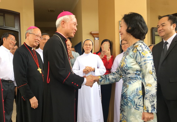 Các Giám mục Giáo phận Xuân Lộc đón tiếp đồng chí Trương Thị Mai, tới thăm.