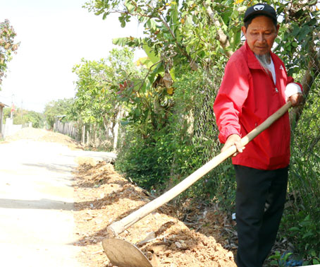 Ông Trần Văn Điều (83 tuổi, ngụ ấp Hòa Trung, xã Ngọc Định, huyện Định Quán) trong một buổi tham gia làm đường giao thông nông thôn trong ấp.