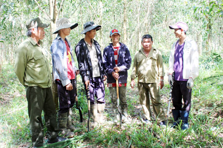 Cán bộ Ban Quản lý rừng phòng hộ Xuân Lộc trao đổi với những người phát dọn phòng, chống cháy rừng mùa khô 2017-2018.