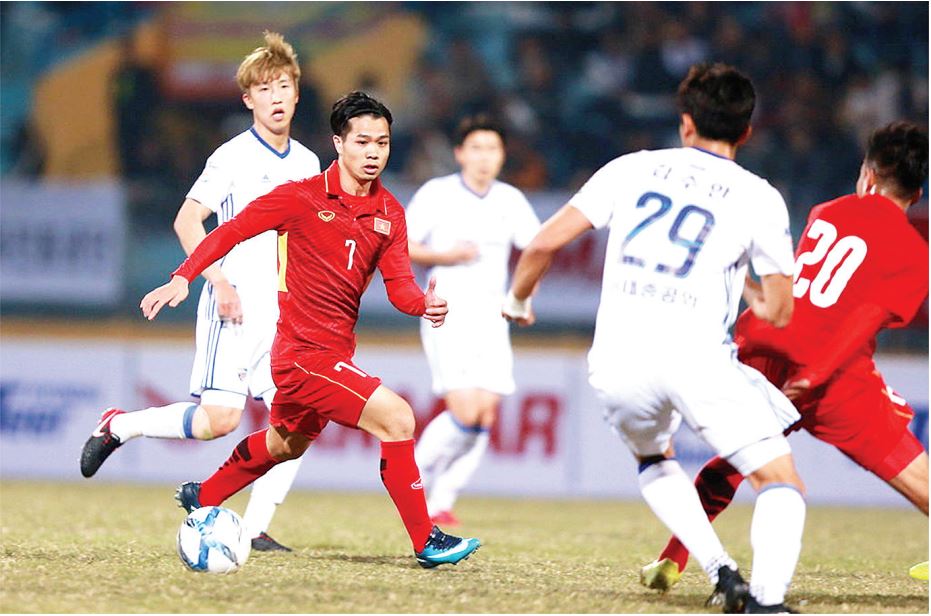 Dưới thời HLV Park Hang-seo, các tuyển thủ Việt Nam (áo đỏ) đã cải thiện nhiều về tư duy.