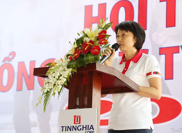 Bà Đặng Thị Thanh Hà, Phó Tổng giám đốc Tổng Công ty Tín Nghĩa phát biểu khai mạc hội thao