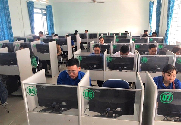 Các thí sinh tham gia thực hành trên máy tính ở phần thi cá nhân (Ảnh: Huyện đoàn Nhơn Trạch cung cấp)