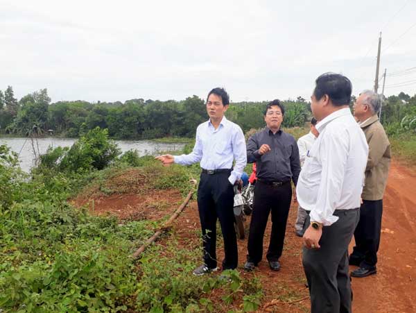 Phó chủ tịch UBND tỉnh đi kiểm tra phòng chống lụt bão tại hồ Suối Đôi, xã Lâm San, huyện Cẩm Mỹ