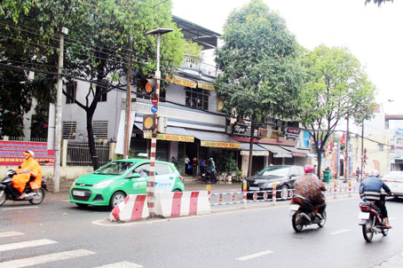 Đoạn đường Nguyễn Ái Quốc, khu vực trước cổng Trường tiểu học Nguyễn Tri Phương (TP.Biên Hòa) có các dải phân cách, trụ đèn tín hiệu đảm bảo an toàn giao thông.