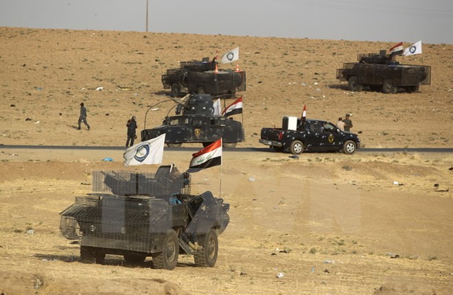 Các lực lượng an ninh Iraq trong chiến dịch truy quét phiến quân IS tại thị trấn biên giới Faysh Khabur ngày 26/11. (Nguồn: AFP/TTXVN)