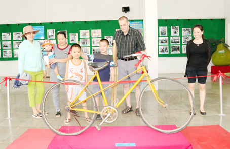 Du khách tham quan hiện vật trong triển lãm chuyên đề Bộ đội Cụ Hồ tỉnh Đồng Nai qua các thời kỳ tại Bảo tàng Đồng Nai. Ảnh: V.TRUYÊN