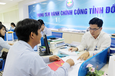 Công chức Văn phòng Đăng ký đất đai tỉnh hướng dẫn người dân làm thủ tục hành chính tại Trung tâm hành chính công tỉnh Đồng Nai.