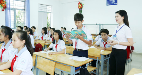 Một tiết học của cô và trò Trường THCS - THPT Suối Nho (xã Suối Nho, huyện Định Quán) Ảnh: V.TUYÊN
